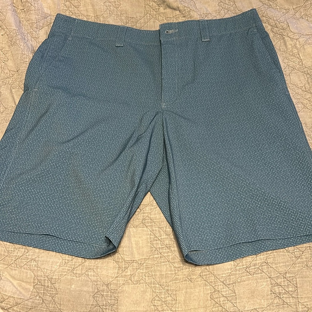 Men’s golf shorts